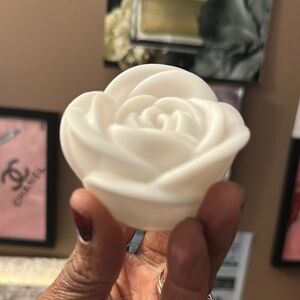NWOT White Rose Elegant Bath Accessory